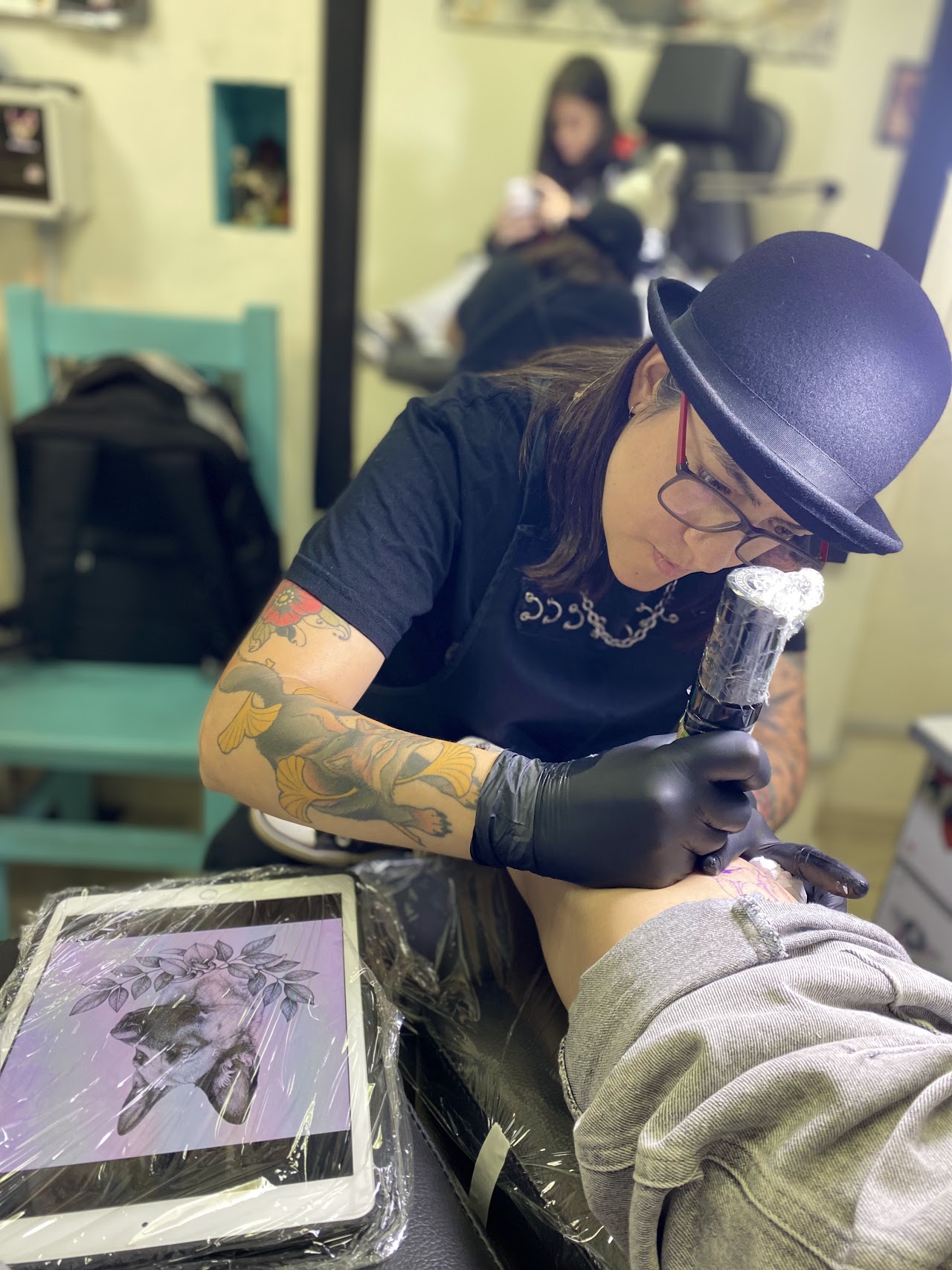Tatuadora de Lucree Tattoo trabajando en un diseño sobre piel